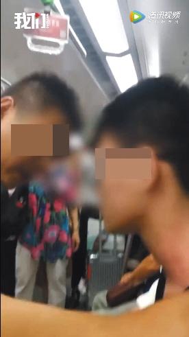 老人指责小伙不让座称要守上海规矩，传统与现代文明的碰撞
