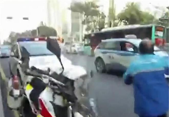 外卖员撞止车柱骨折事件深度解析