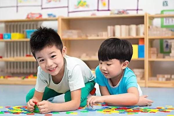 养一个小孩到大学毕业究竟要花多少钱？全面解读养育成本