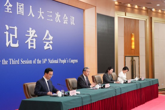 王毅答中外记者，展现中国外交风采