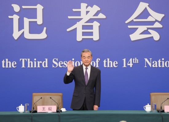 王毅答中外记者，展现中国外交风采