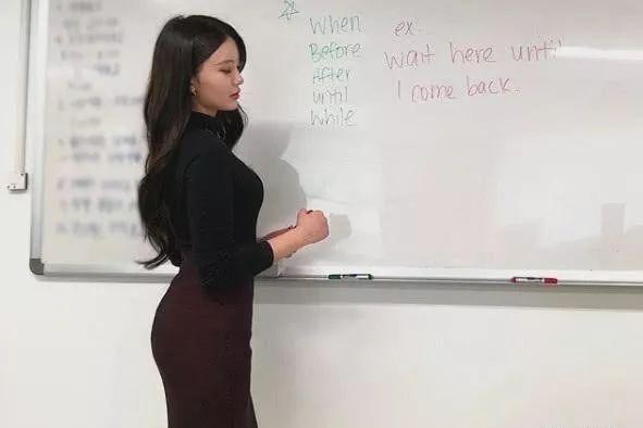 课堂中的错位焦点，男孩上课玩手机，意外屏幕映现老师脸