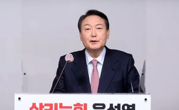 尹锡悦走出首尔拘留所的画面，重塑与反思