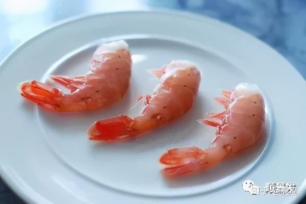 把虾剥开，一场味蕾的盛宴与技巧的展示