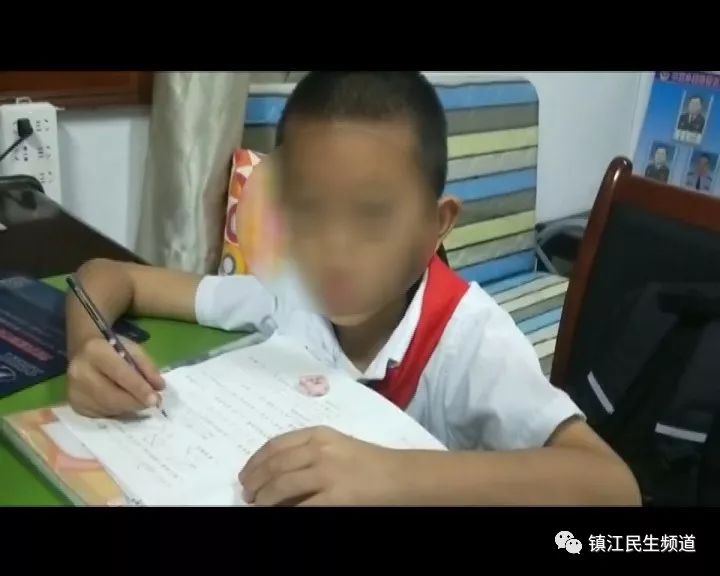 小孩哥撇开作业偷瞄旁边叔叔玩手机的视频，引发的深思