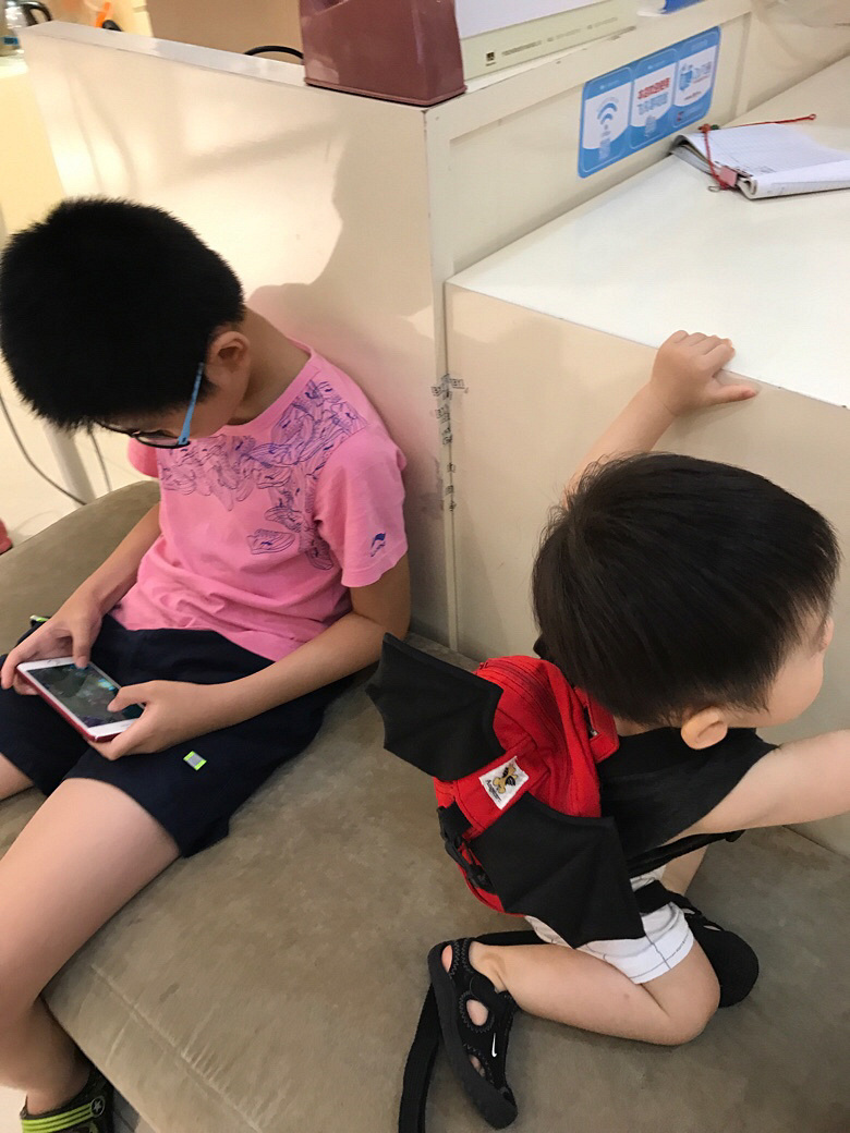小孩哥撇开作业偷瞄旁边叔叔玩手机怎么办？解决方法全攻略
