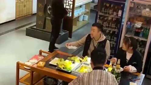 老板送菜后意外得知食客救了自己儿子的感人瞬间
