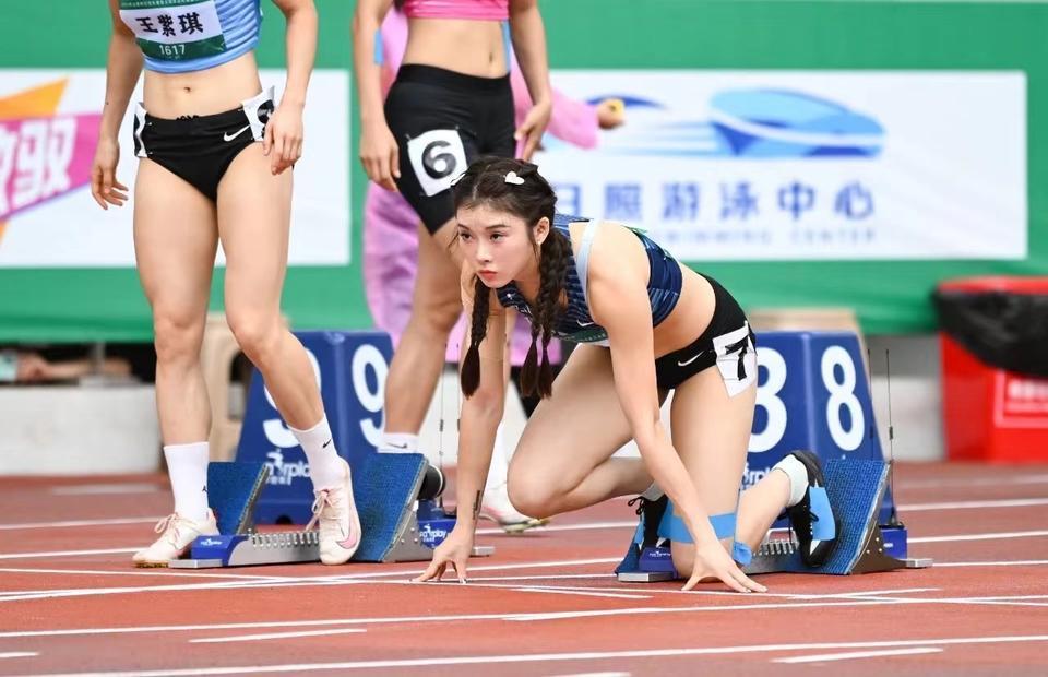 女子100米栏新星——吴艳妮的身高与风采