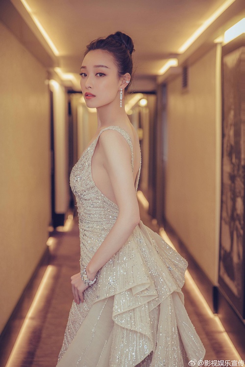 张碧晨白色纱裙造型好美，惊艳时刻的绝美风采
