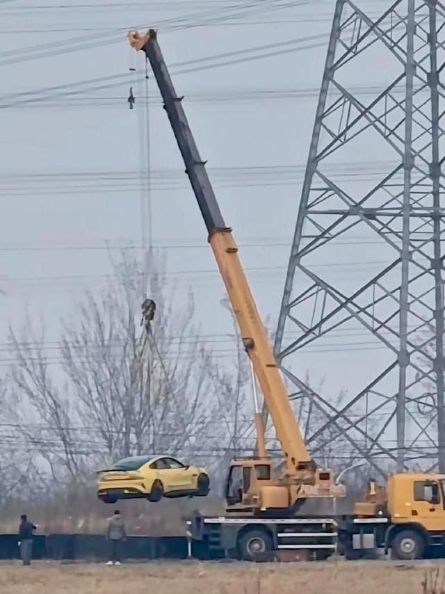 小米SU7Ultra赛道首撞，速度与激情的碰撞