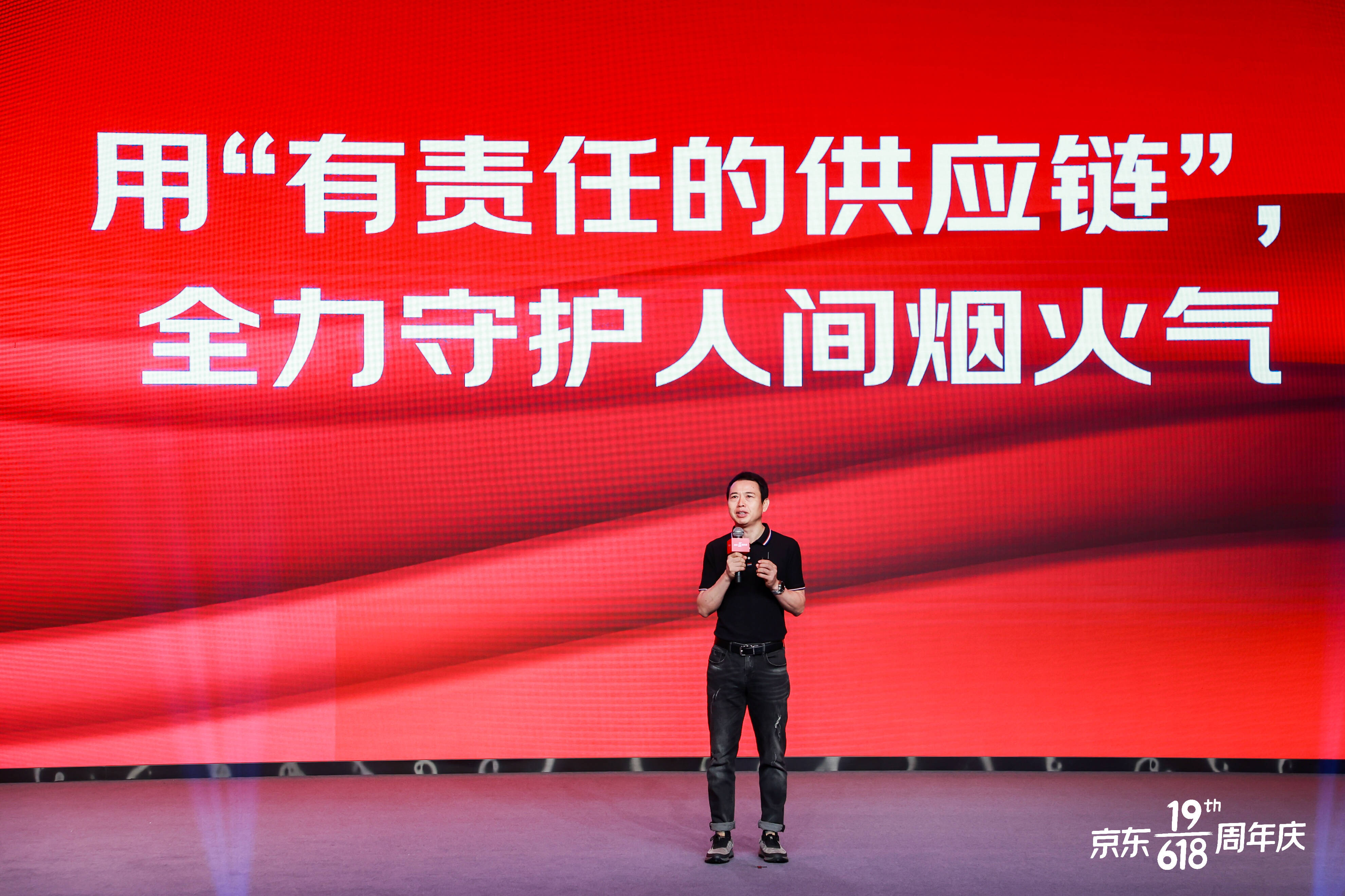 两会期间，他的针灸技艺惊艳众人，300多针的温暖治疗