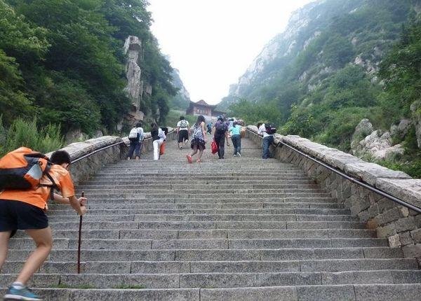 徒手爬泰山的震撼之旅