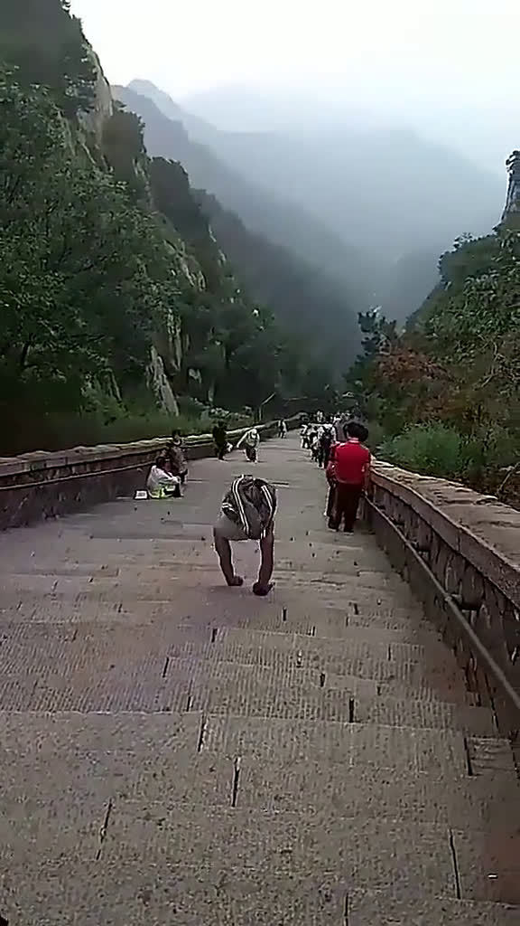 徒手爬泰山的震撼之旅