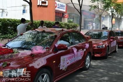 婚车邂逅高三学生喜糖红包赠不停，甜蜜一夏的幸福瞬间