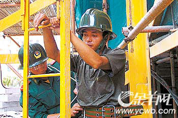 工地把3名工人吊起来示众，律师解读事件背后的法律与人权问题