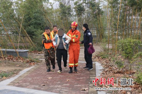 湖北女孩英勇救人，彰显社会正能量