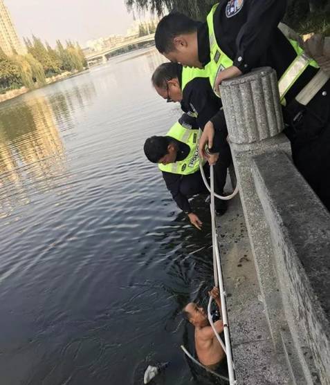 老人跳河救轻生女，生命之光，无畏之举