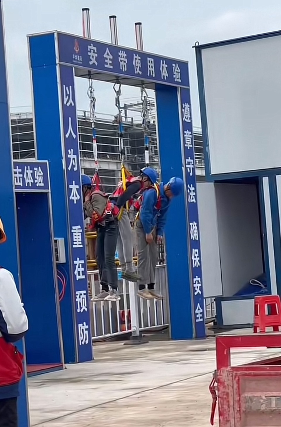 工人被罚吊工地门口，反思与探讨