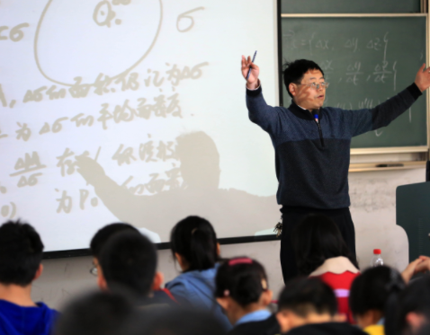 六旬博导怒发罪己诏背后的故事，校方回应与社会反响