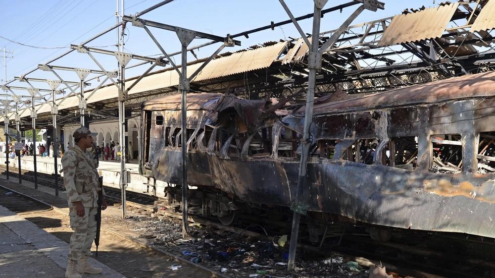巴基斯坦火车爆炸起火事件深度解析