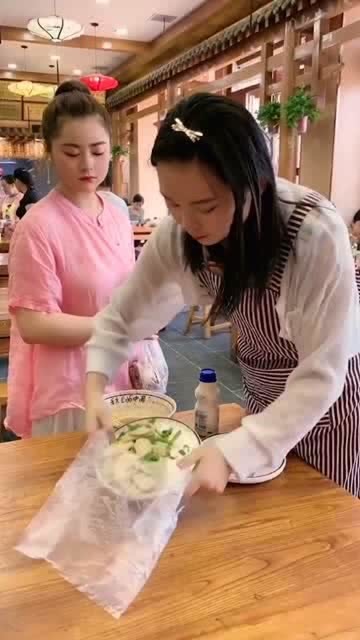 服务员丢脸事件，深度解析与反思