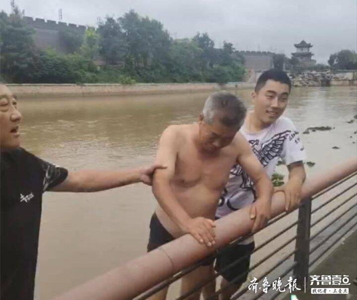 患癌大爷跳河救人，英雄不问出处，大义无畏暖人心