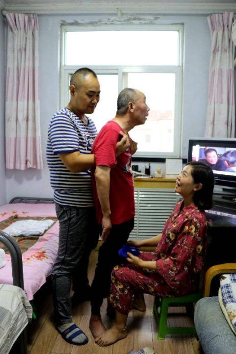 偏瘫丈夫，挑战与希望并存