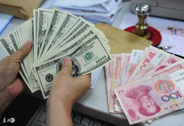 男子持百张金钞变现，一场奢华与现实的碰撞