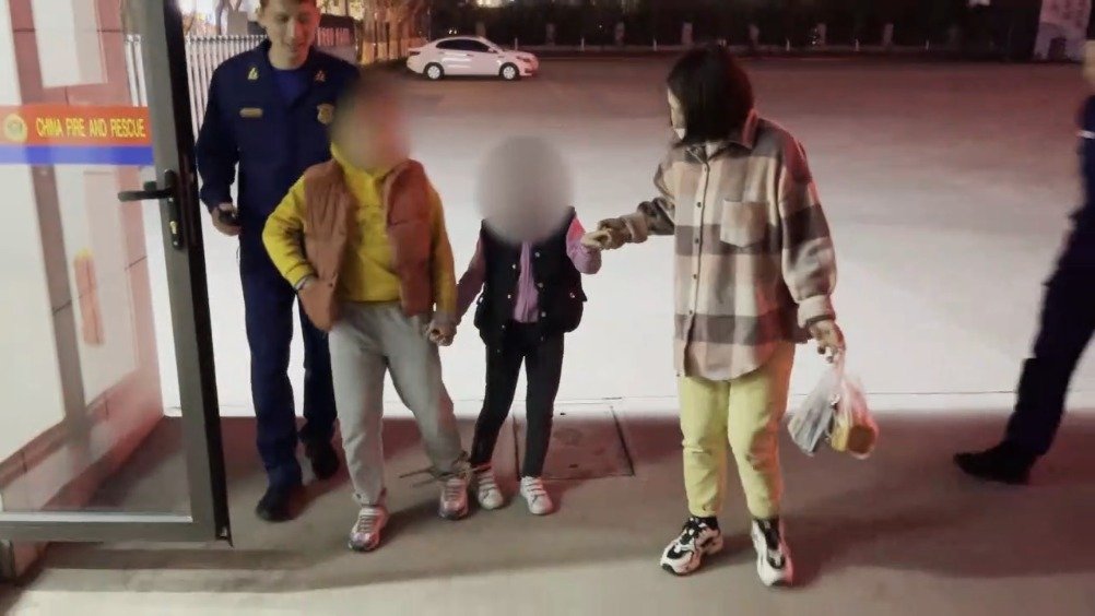 俩女孩蹲街边涂抹，携手清除代孕阴霾——关于社会伦理与道德责任的探讨