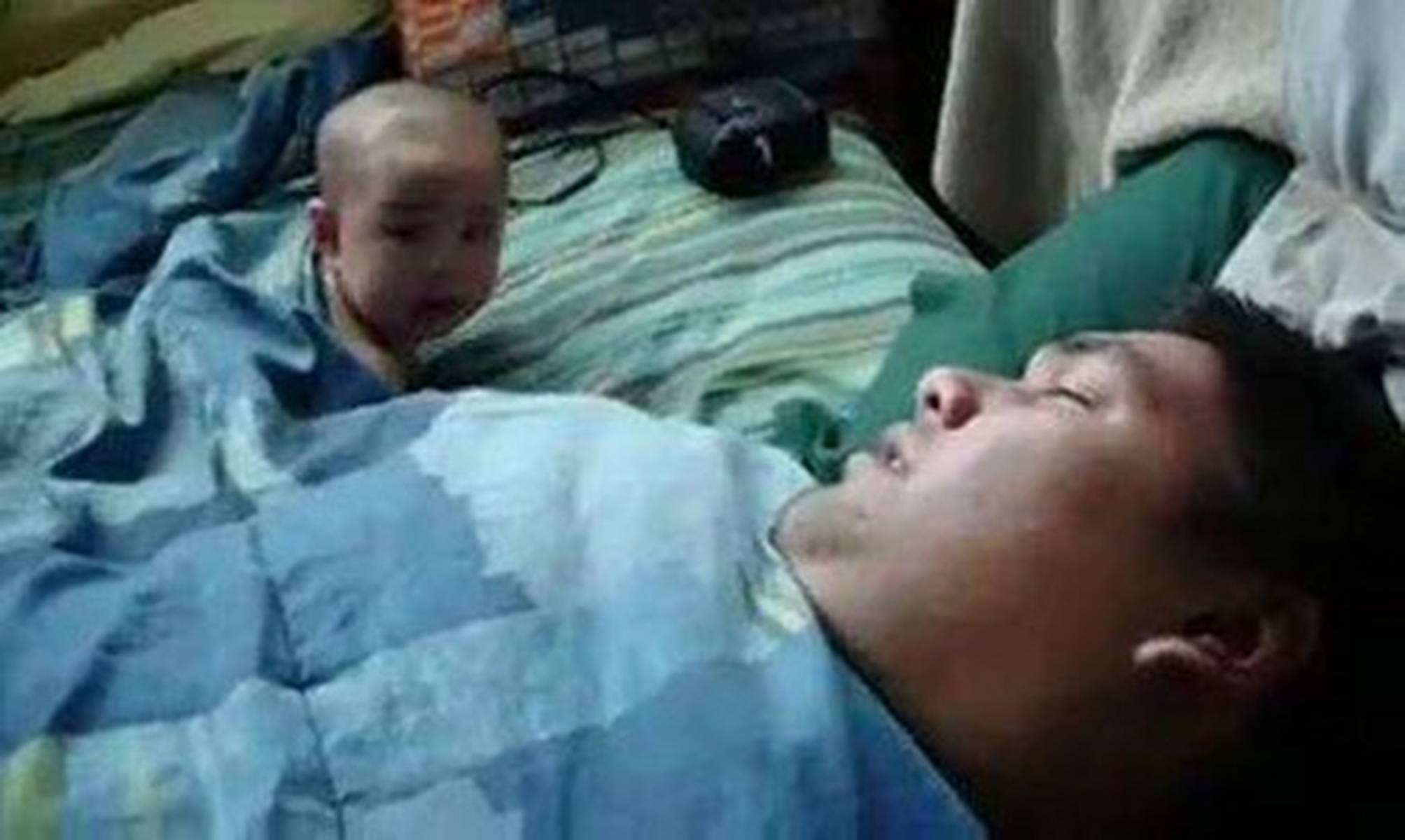 谢浩南回家第一晚和爸爸睡