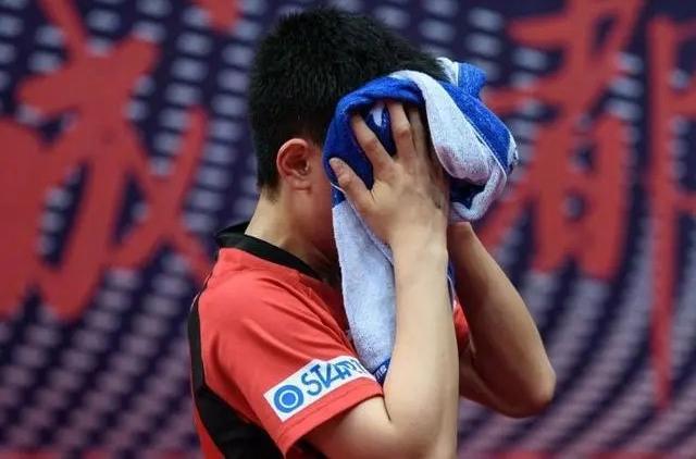 张本智和赛后与教练深情相拥，泪洒赛场——一路走来的坚韧与感动