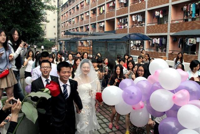 校方回绝租操场结婚，理解背后的权衡与考量