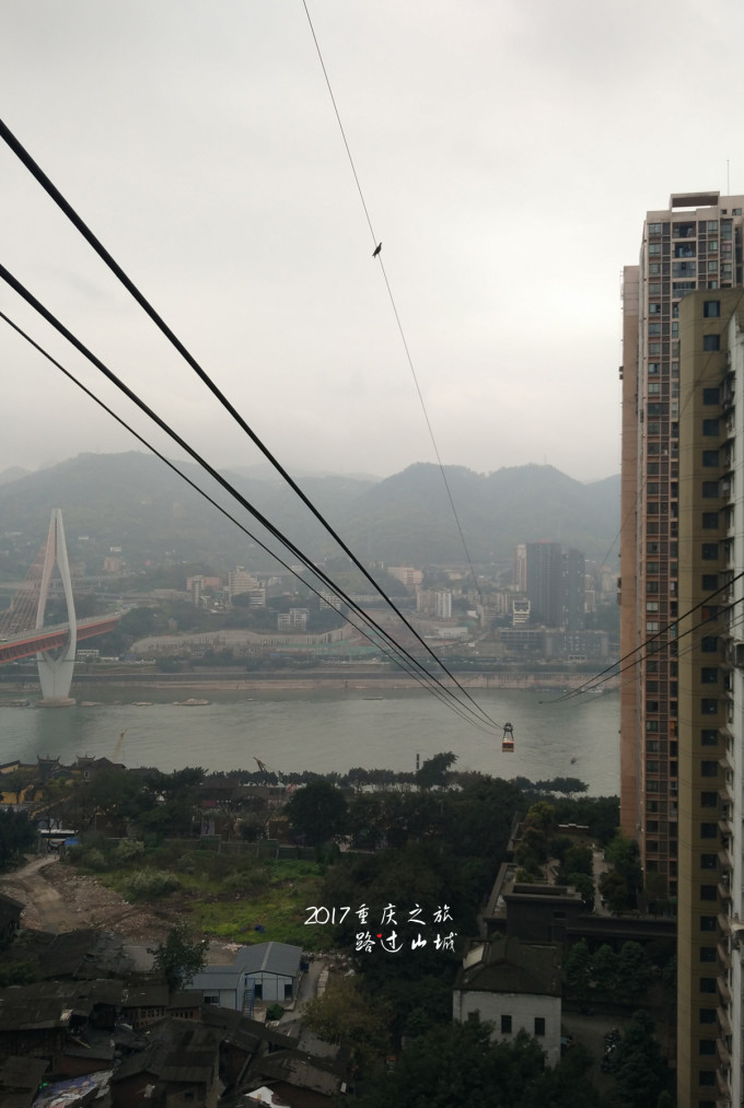 重庆游客开始吃长江索道了！