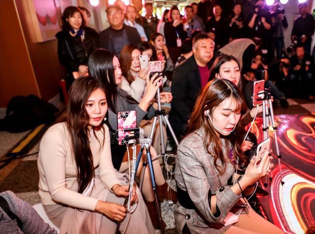 网红拍视频现场，狂热、创意与互动的时代