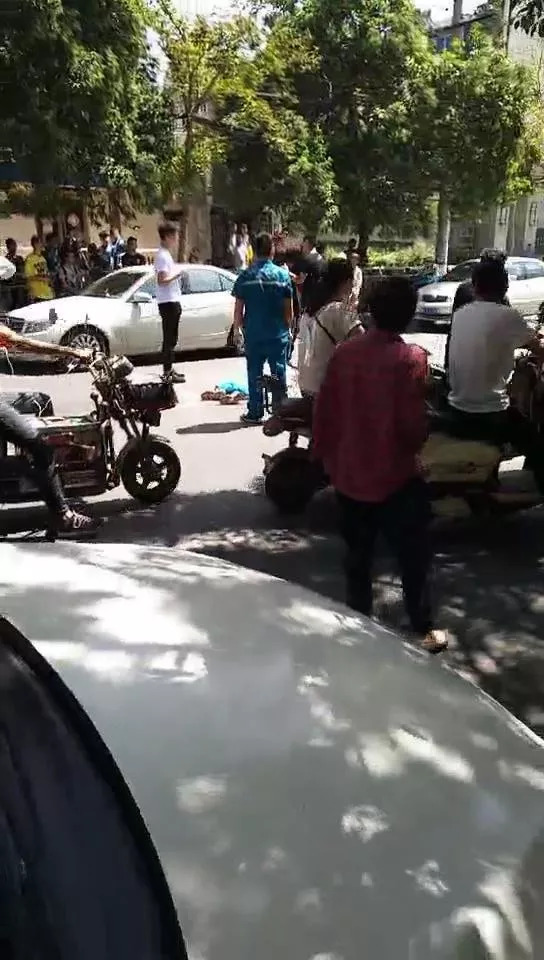 震惊！女子体重达308斤引发悲剧，压死养子引发社会热议