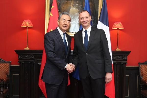 王毅同法国总统外事顾问博纳通电话，深化中法合作，共话全球挑战