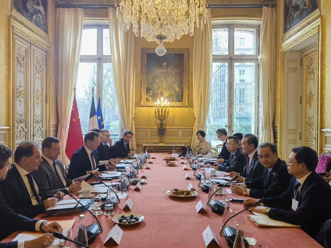 王毅同法国总统外事顾问博纳通电话，深化中法合作，共话全球挑战
