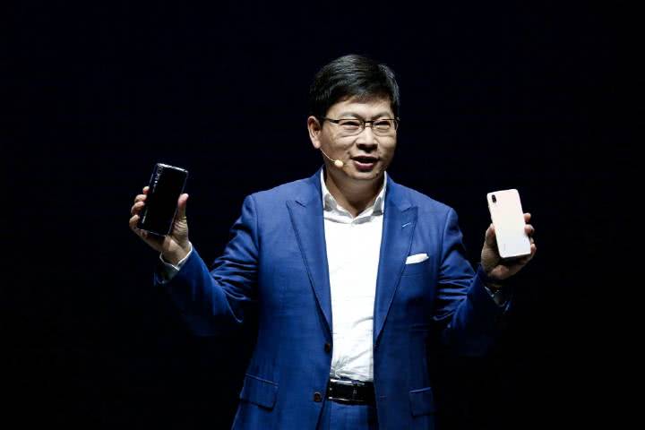 余承东，新手机不是四折叠六折叠
