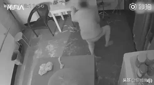 保姆路边拖拽老人引发社会热议