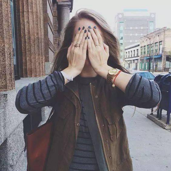 女生手卡在男生嘴里，是种怎样的感觉？