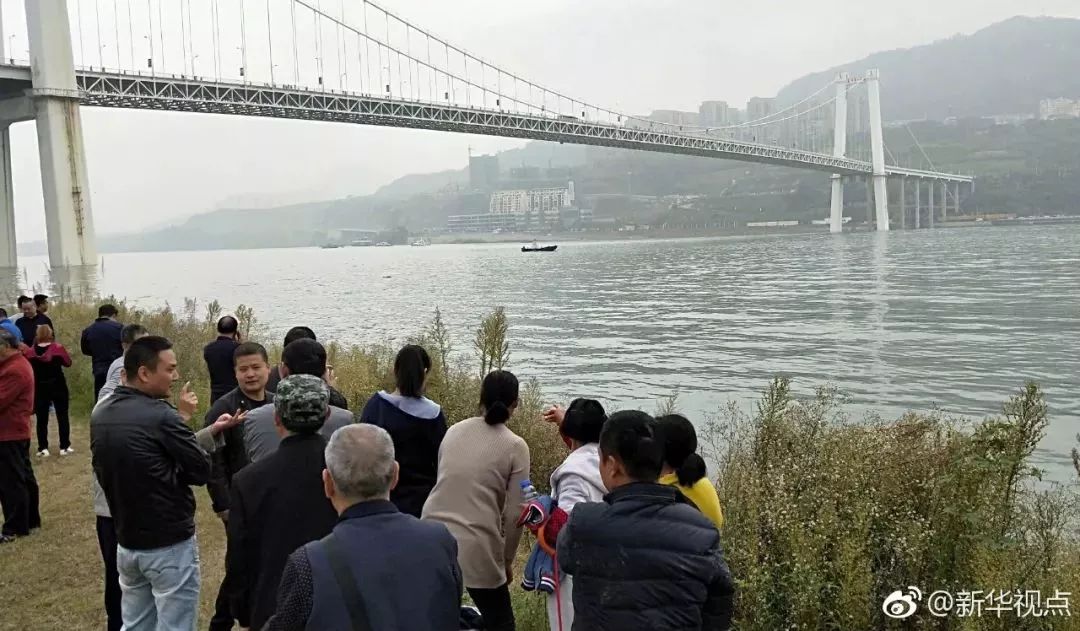 大巴坠入长江，悲剧背后的故事与反思