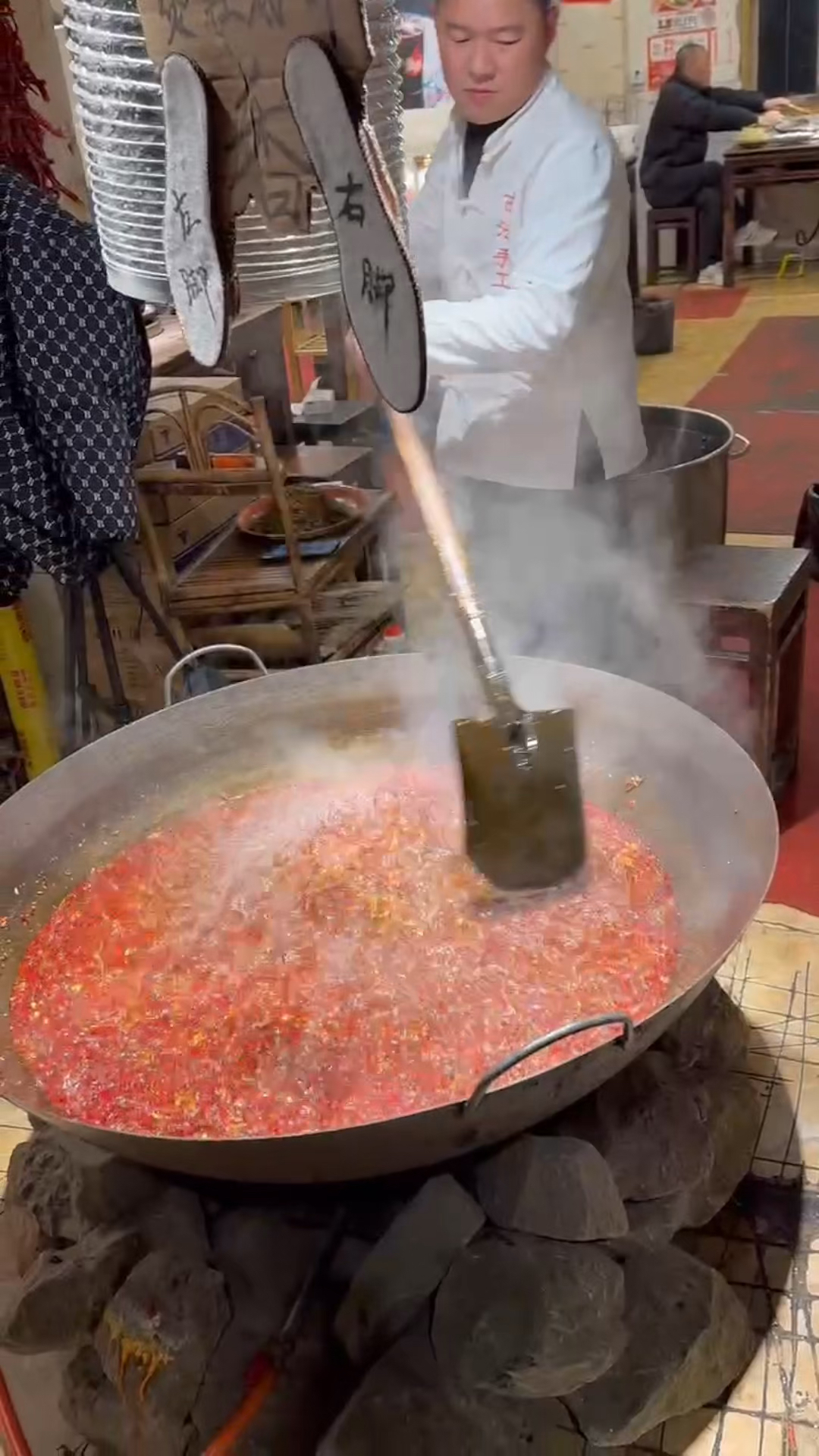 小伙晒火锅店锅底制作全程，探寻传统与现代的完美融合