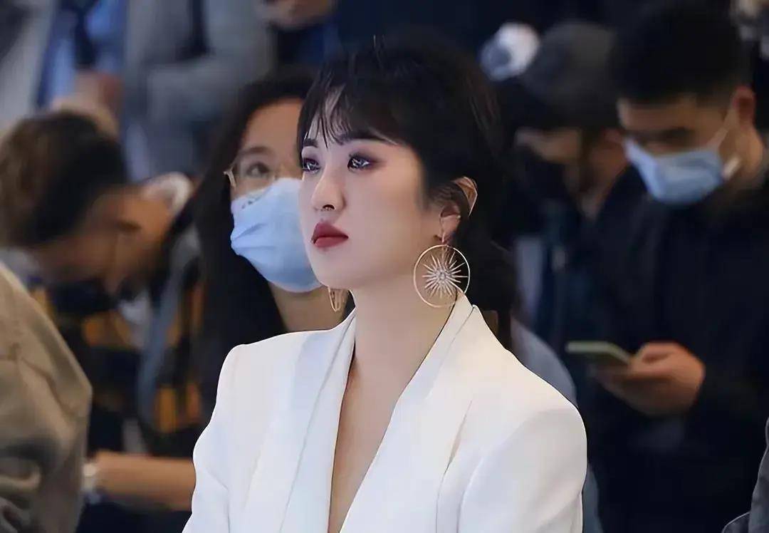 孟晚舟支持姚安娜，跨界合作的力量与姐妹情深