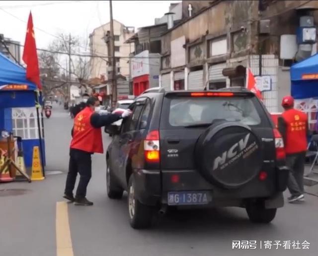谢浩男重玩被拐前坐过的摇摇车，回忆与再体验之旅