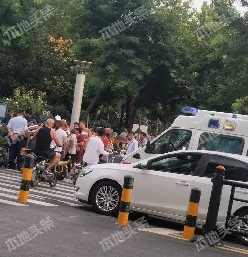 杭州西湖旁一名女警被撞倒地