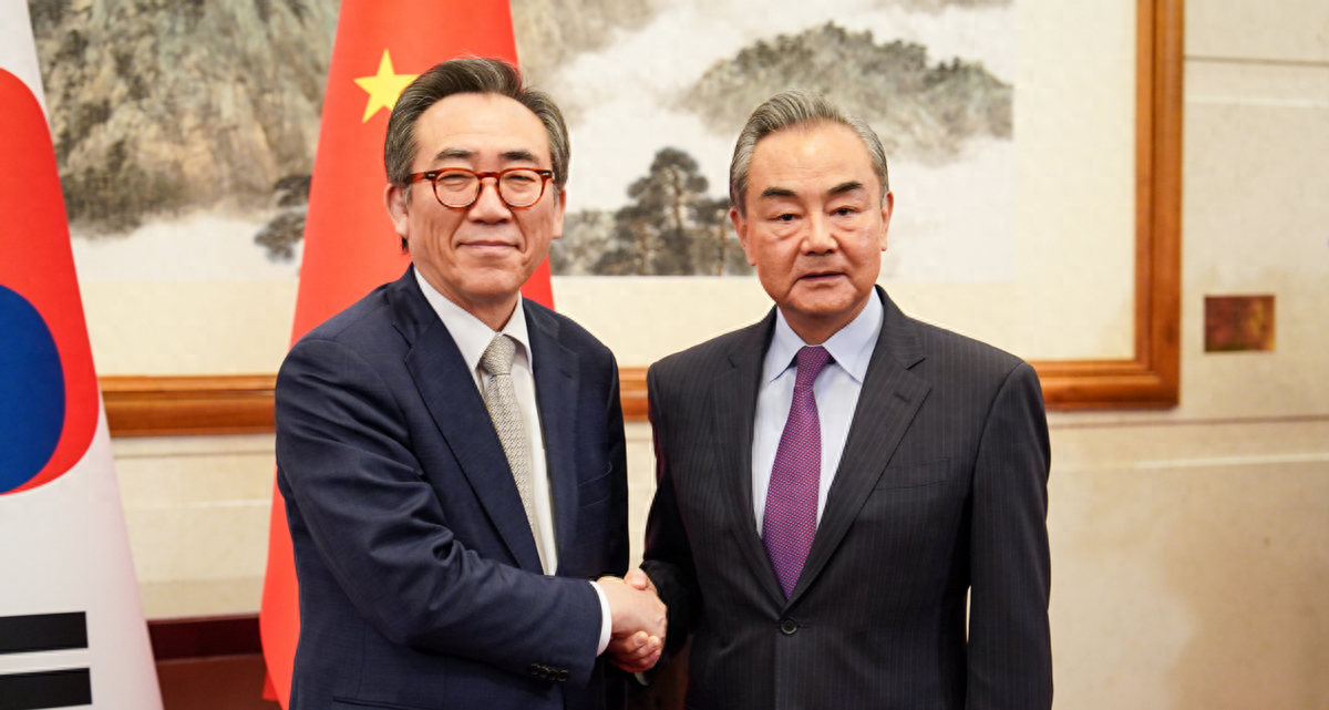 韩国外长快步上前与王毅握手，外交舞台上的友好瞬间