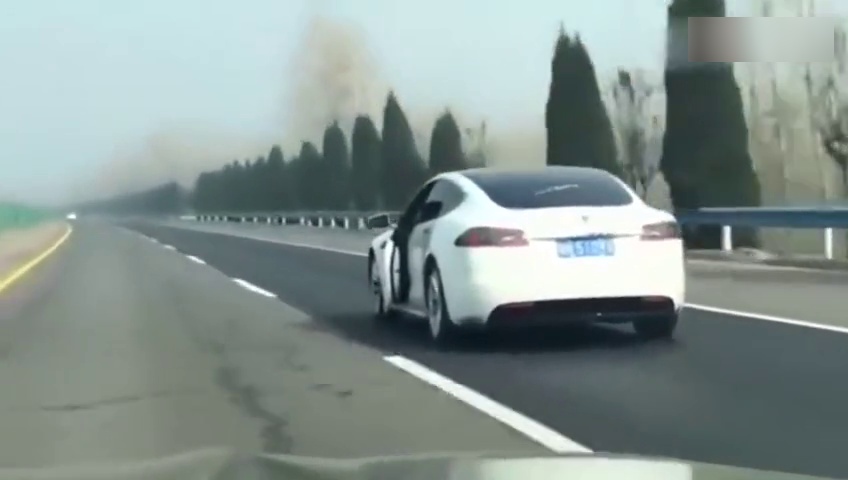 特斯拉遭遇高速堵车，智能时代的挑战与机遇