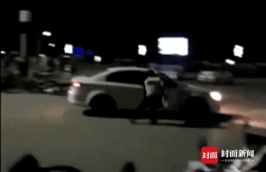 在逃犯开车冲向闹市时，警察开枪将其打死事件分析