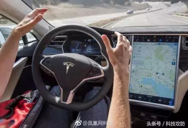 警车追逃犯遭遇激烈碰撞，生死时速的较量
