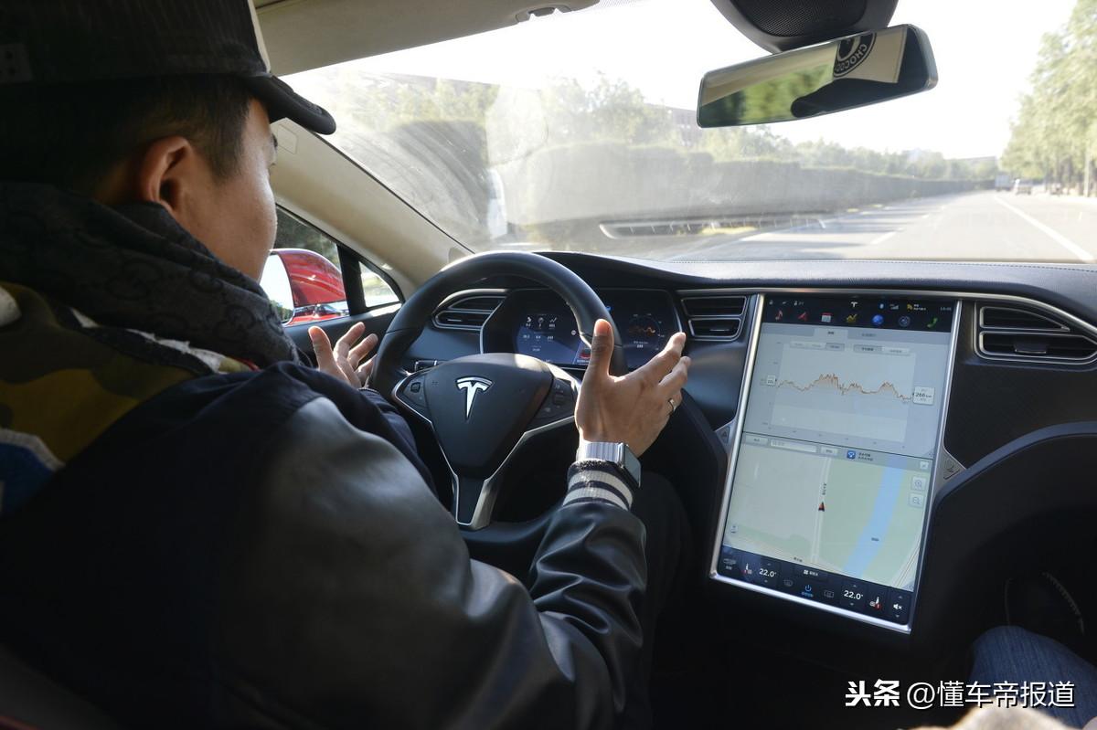 警车追逃犯遭遇激烈碰撞，生死时速的较量
